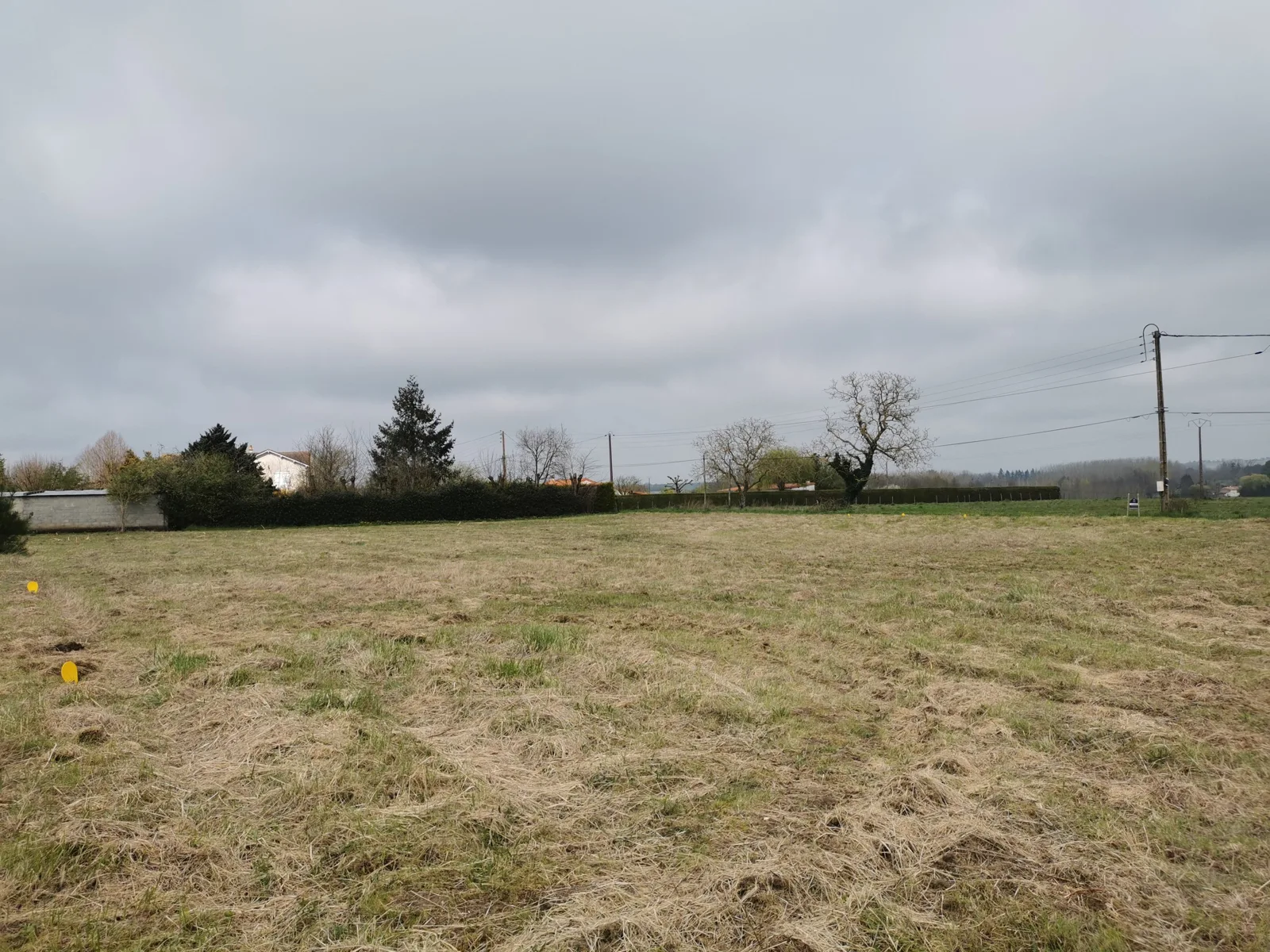 1,090 m² building plot — Lencloître